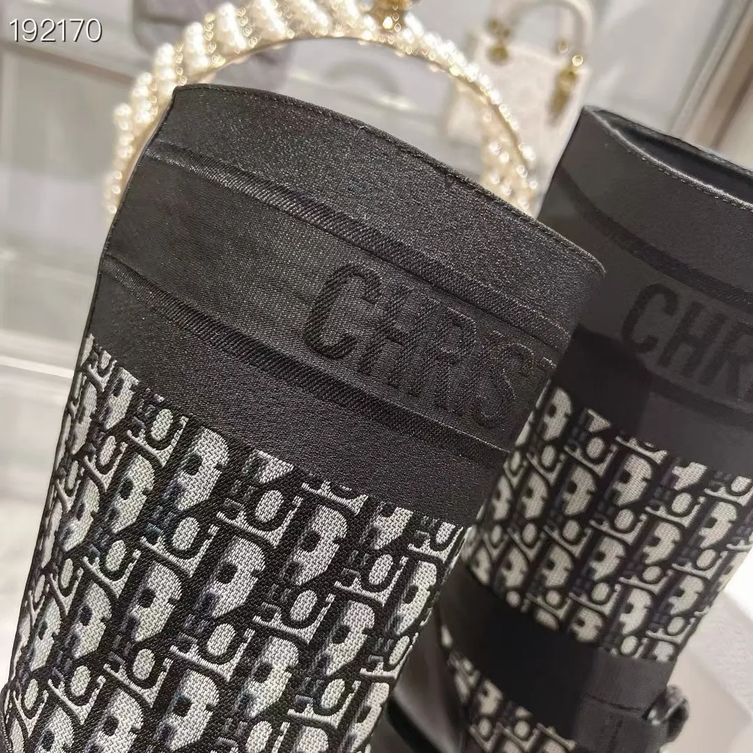 👟👟Ex-factory price 560👟👟 Dior color-blocking new boots for autumn and winter, the latest electric embroidery color-blocking letter logo for autumn and winter, round-toe high-top knight boots for women, Material: first-layer cowhide stitched with electric embroidery fabric, sheepskin lining for feet, original molded TPU outsole Size: 35-40 yards